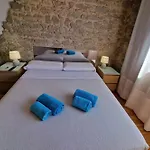 Aribau Panzió *
